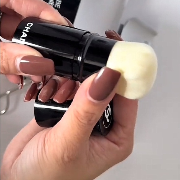 🌸Chanel Les Beiges Retractable Kabuki Brush NEW AND PHOLD POUNCH 🌸 - Picture 13 of 14